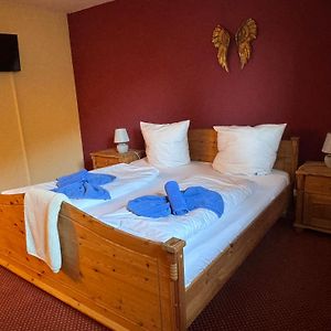 Zimmer mit Kingsize-Bett